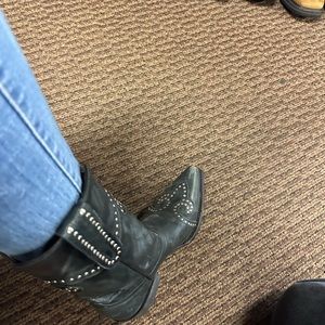 In search of these Old Gringo boots.  Need size 7, 7 1/2, or 8.